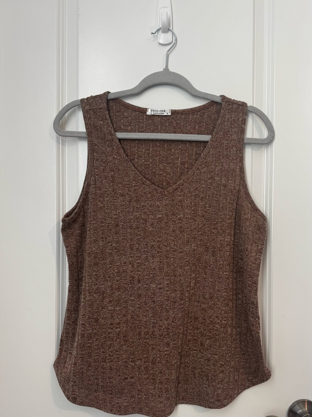 Ekouaer Heather Brown Ribbed V-Neck Sleeveless Textured Minimalist Tank Top